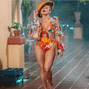 A funkeira posou com um look coloridssimo