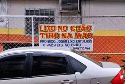 Faixa  colocada em frente a Unidade de Pronto Atendimento (UPA de Bom Pastor), em Belford Roxo 