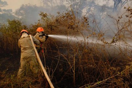 Bombeiros lutam contra o fogo no Pantanal