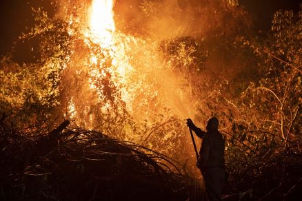 Bombeiros e voluntrios combatem incndio florestal na fazenda Jofre Velho, no Pantanal