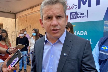 O governador Mauro Mendes, durante assinatura da ordem de servio para a retomada das obras do Hospital Central 
