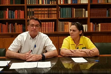 O presidente Jair Bolsonaro com a candidata ao Senado, Coronel Fernanda