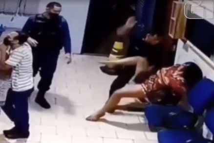 Momento em que a mulher  agredida por um policial militar