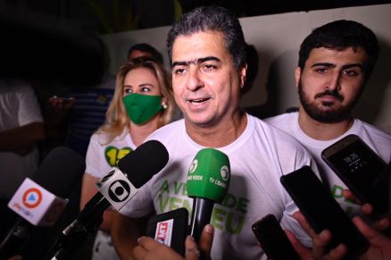 O prefeito Emanuel Pinheiro, ao lado de Emanuelzinho: agendamentos pelo WhatsApp