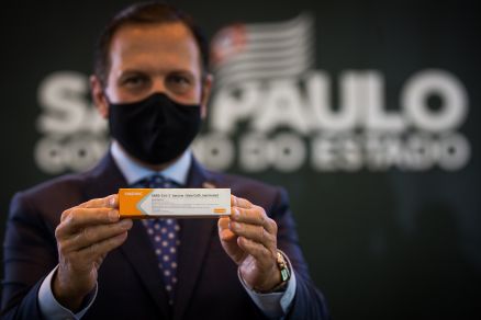 O governador de So Paulo Joo Doria mostra uma embalagem da vacina Coronavac