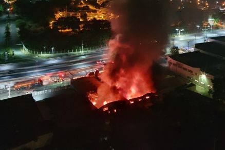 Incndio de grandes propores destri loja de pneus e artigos de festas