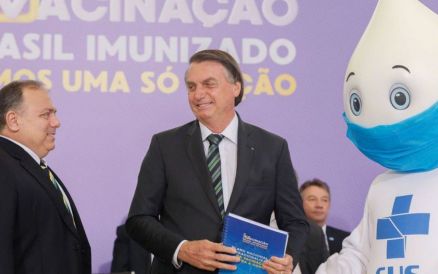 Recusa de Z� Gotinha ao n�o corresponder cumprimento de Bolsonaro chamou a aten��o na cerim�nia de lan�amento do Plano Nacional de Operacionaliza��o da Vacina contra a Covid-19