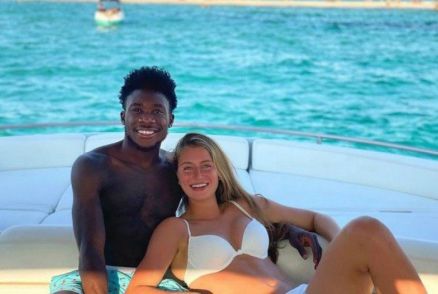 Alphonso Davies e a namorada 
