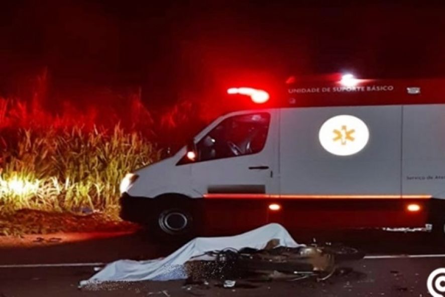 Motociclista de 17 anos morre após bater em traseira de carreta