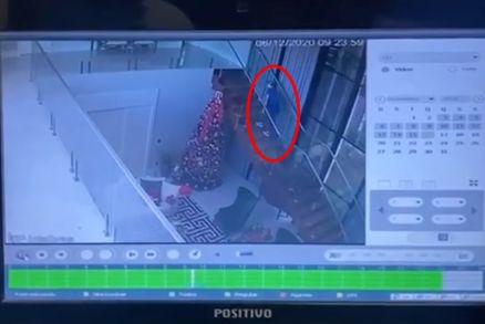 Personal sobe escadas da casa e entra no quarto da v�tima