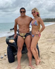Filhos de Hulk curtem frias com o pai e a prima madrasta