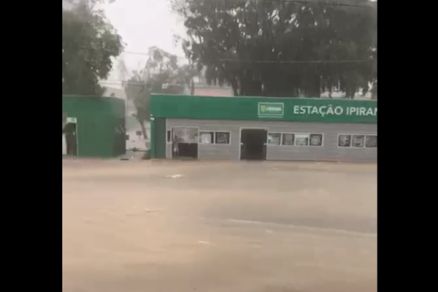 Avenida Tenente Coronel Duarte ficou alagada aps chuva
