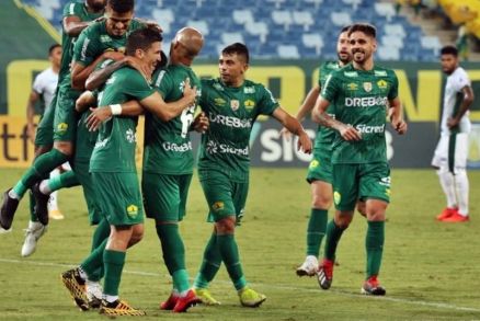 Cuiab goleia Guarani na Arena Pantanal e se aproxima do acesso