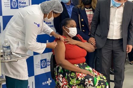 A tcnica de enfermagem Luiza Batista de Almeida Silva: primeira vacinada