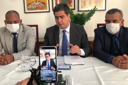O prefeito Emanuel Pinheiro ao lado dos vereadores Juca do Guaran e Renivaldo Nascimento