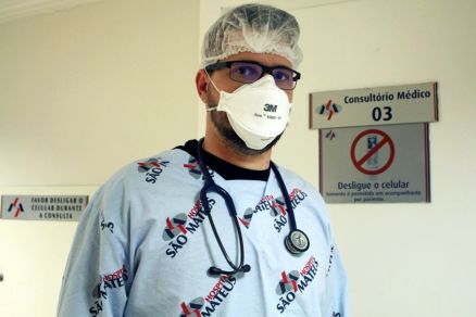 O mdico Maikon Ticianel, que h um ano trabalha na linha de frente de combate  Covid-19 em Cuiab