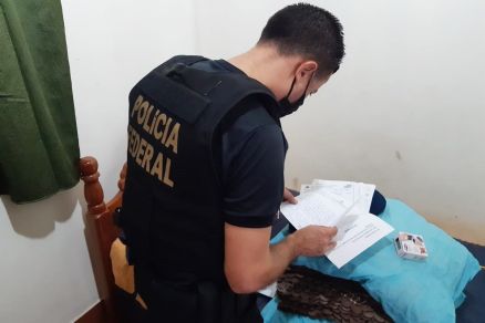 Agentes da PF cumprem mandados judiciais na Prefeitura de Rio Branco