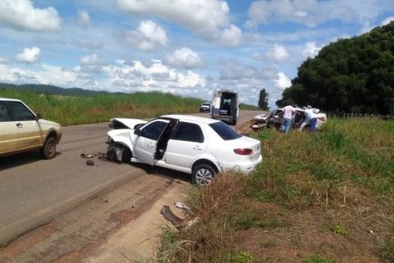 Carros ficaram destrudos aps coliso frontal na MT-175