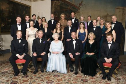 Realeza britnica.  frente, William, Charles, rainha Elizabeth, prncipe Philip, Camilla Parker e William