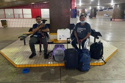 Eles pediam doaes para comprar passagem para seu cachorro