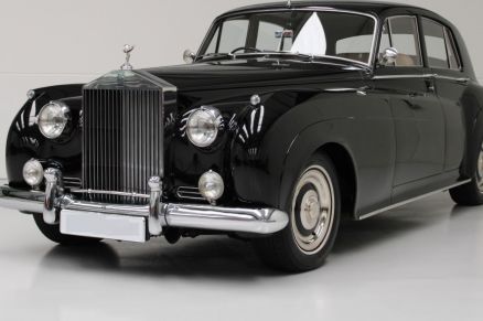 Um Rolls-Royce Silver Cloud II preto semelhante ao do empresrio