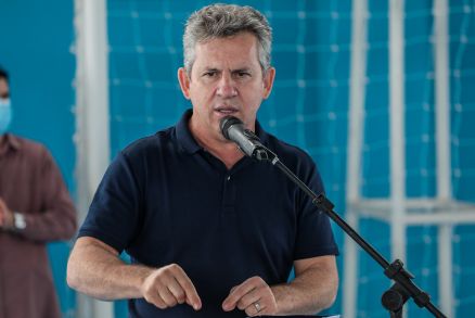 O governador Mauro Mendes: meta  vacinar a todos em MT ainda em 2021