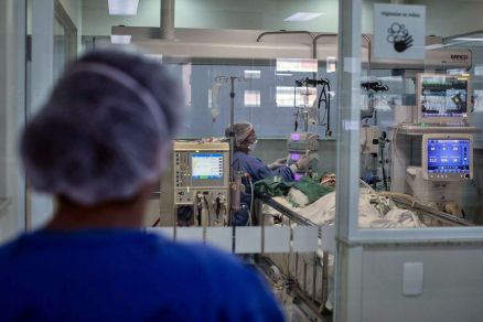 H 65 internaes em UTIs pblicas e 76 em enfermarias pblicas