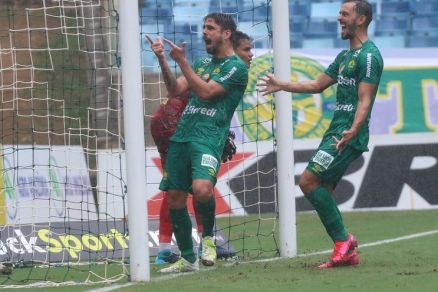 Lance do jogo final do Estadual, conquistado pelo Cuiab diante do Operrio