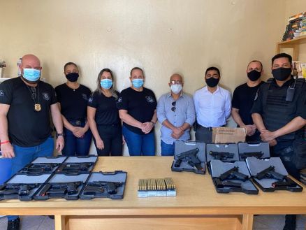 Secretrio adjunto entrega armas a policiais penais