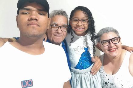 Cesar Augusto, o pai, a irm� e a jornalista Sandra Amorim