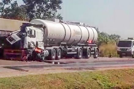 Um dos veculos ficou com a frente completamente destruda 