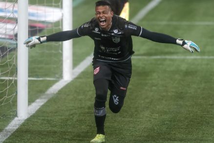 O goleiro cuiabano Diogo Silva, que foi o heri do CRB no jogo de ontem