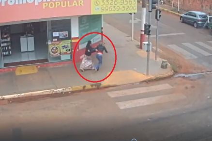 Momento em que Ndia Mendes Vilela  amparada pela funcionria da drogaria