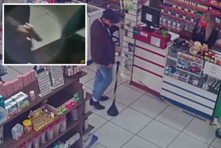 Momento em Muvuca conversa com Ndia Vilela; no detalhe a arma
