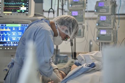 Medidas como o uso de mscaras e a realizao de testes continuam importantes
