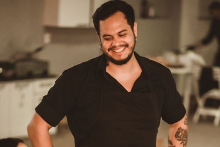 Edson Luiz da Silva Jnior em sua hamburgueria em Cuiab