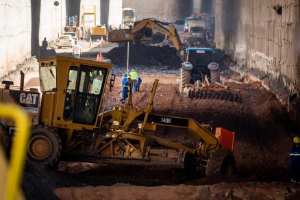 Mquinas pesadas na obra de reparo da Trincheira Jurumirim