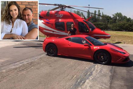 Em uma das imagens, o empresrio aparece entre um helicptero e uma Ferrari