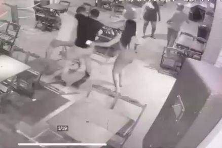 Momento em que o PM Roberto Rodrigues de Souza  espancado em distribuidora