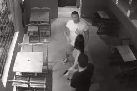 O soldado Rodrigues discutindo com um dos seus agressores 
