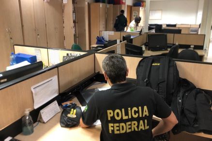 Policial federal na sede da Secretaria Municipal de Sade de Cuiab