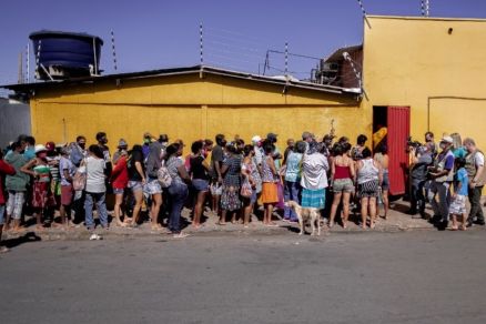 Moradores se reuniam embaixo do Sol para conseguir um pouco de osso