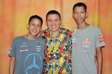 Rei do Amendoim ao lado dos filhos Joo e Samuel