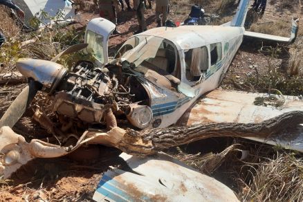 O avio de pequeno porte de despedaou ao atingir o solo