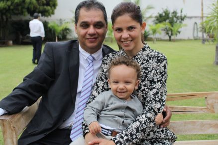 Os pais Gildasio Pequeno e Jeanne Amaral com Gabriel quando ainda era beb