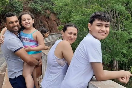 Aryane Rabelo, com atual marido e os dois filhos revisitando o local do acidente