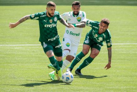 Clayson, do Cuiab, no meio de dois jogadores do Palmeiras, no jogo de ontem