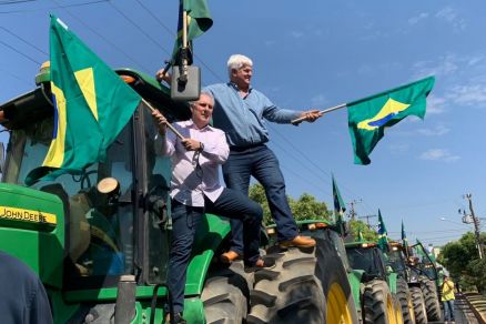 Antnio Galvan, da Aprosoja, protesta em frente  PF de Sinop (MT) com grupo formado por mais de cem produtores rurais e empresrios