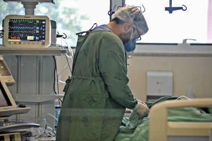 Mdia de mortes por Covid completa uma semana em crescimento no Brasil