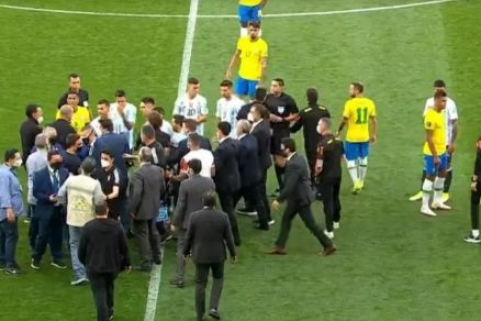 Jogadores e comisso tcnica se reuniram com fiscais no campo